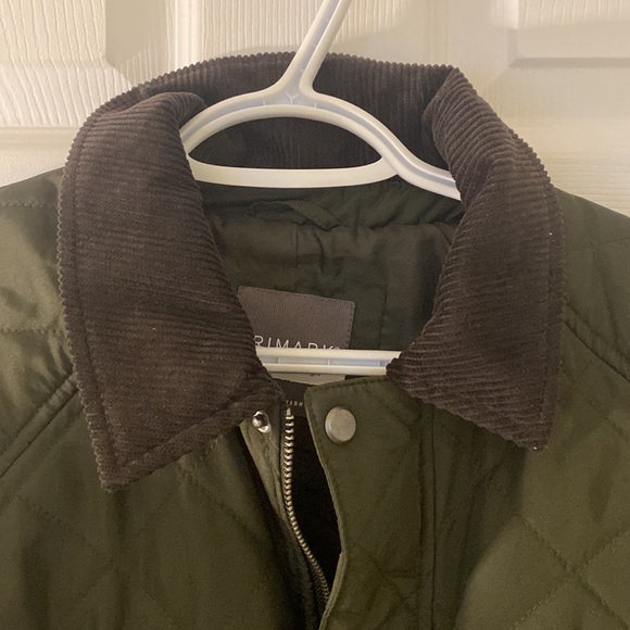 Timeless Quilted Jacket. Classic green with corduroy collar and trimmed pockets. - Picture 2 of 3